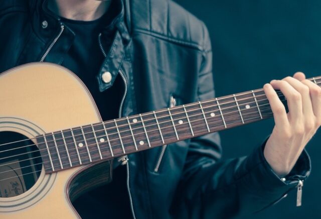 mersin-gitar-kursu-sercan-birsen-2029sk